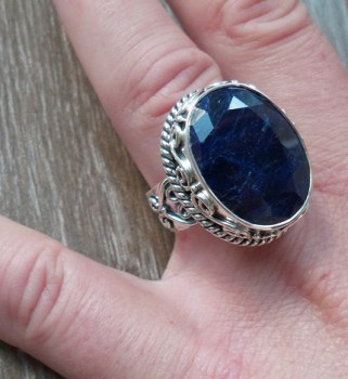Zilveren ring gezet met Saffier in bewerkte setting maat 18 mm